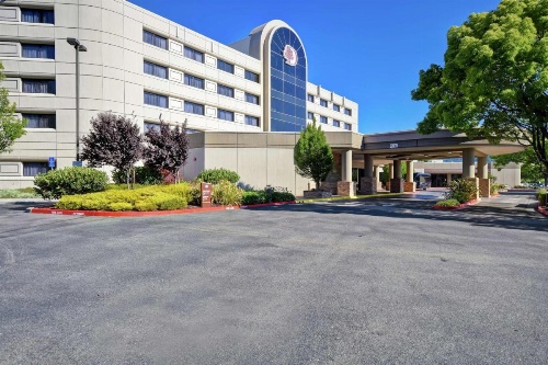 DoubleTree By Hilton Hotel Pleasanton At The Club image 40