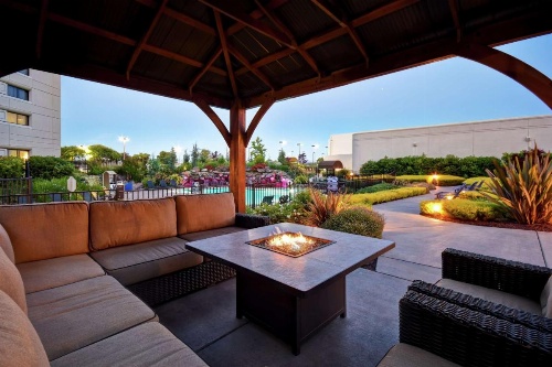 DoubleTree By Hilton Hotel Pleasanton At The Club image 43