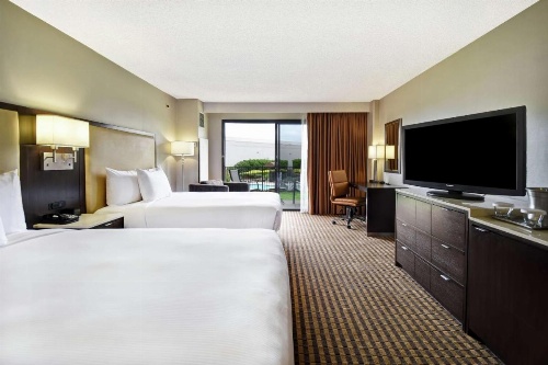 DoubleTree By Hilton Hotel Pleasanton At The Club image 6